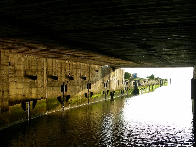 wie ein alter U-Bootbunker aus dem 2. Weltkrieg, irgendwie von 1942 aber nicht fertiggestellt, aber immerhin imposanntes Bauwerk mitten im Bremer Hafen