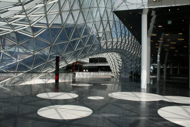 Wie ein gigantischer Glaswurm schlngelt sich die Konstruktion durch die Zeil Galerie.