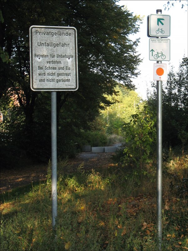 Wie jetzt? … ber ein Privatgelnde, dessen Betreten fr Unbefugte verboten ist, verlaufen ausgeschilderte Wander- und Radwege. Wer knnte da brigbleiben als Unbefugte?; Lauenburg(Elbe), 21.09.2009
