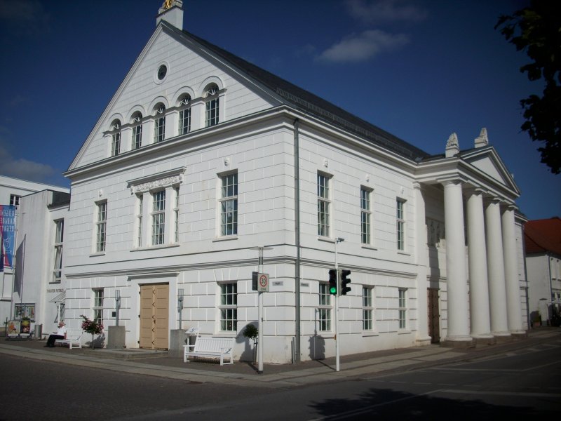 Wie viele Huser in Putbus trgt auch das Theater einen weien Anstrich.Die Stadt Putbus wird auch die weisse Stadt genannt.  