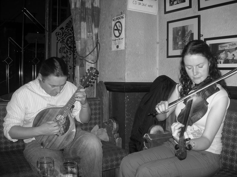 Wie wechselhaftes Wetter, das Kleeblatt und die Brandung des Meeres, gehrt auch das Pub unzertrennlich zu Irland; und dort gibt es nicht nur Labsal fr den Gaumen, sondern auch frs Gehr.
(Galway, im Herbst 2006)