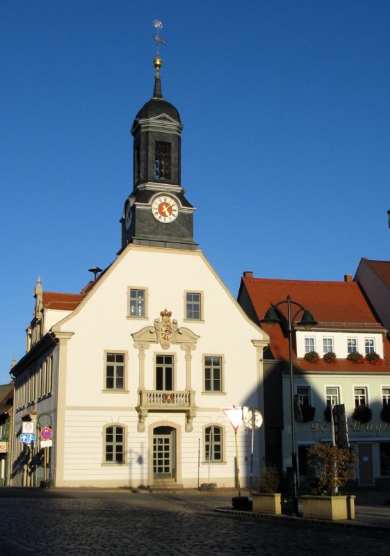 Wilsdruff (Sachsen), Rathaus erbaut 1755/56, im Turm des Wilsdruffer Rathauses befindet sich seit 2003 das weltweit erste aus Glasglocken bestehende Glockenspiel; 14.10.2007
