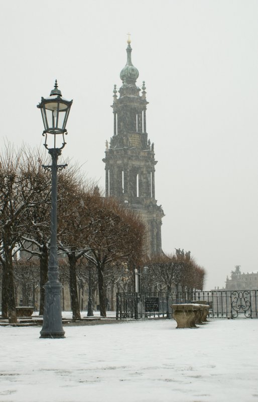 Winterliche Stimmung am Terassenufer in Dresden. Im Hintergrund der Turm der Hofkirche.
(November 2008)