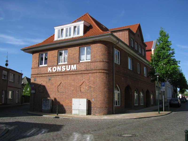 Wohn- und geschftshaus, ex. KONSUM in der August-Bebel-Strae, Ecke Hinterstrae, Grevesmhlen 12.05.2008