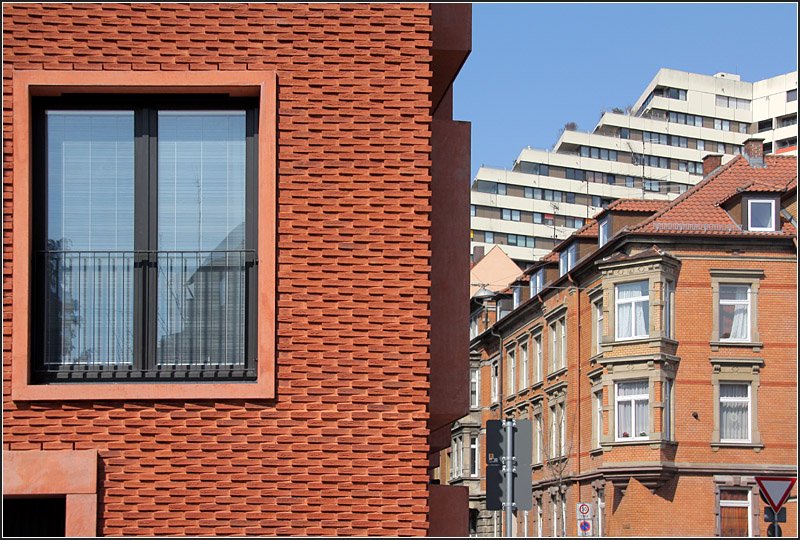 Wohnbauten aus unterschiedlichen Epochen in Neu-Ulm: Links ein ungewhnliches Gebude aus heutiger Zeit, rechts ein Wohnhaus der Grnderzeit und dahinter das Wohnhochhaus, ein Bau vermutlich aus den 1970er Jahren. 22.03.2009 (Matthias)