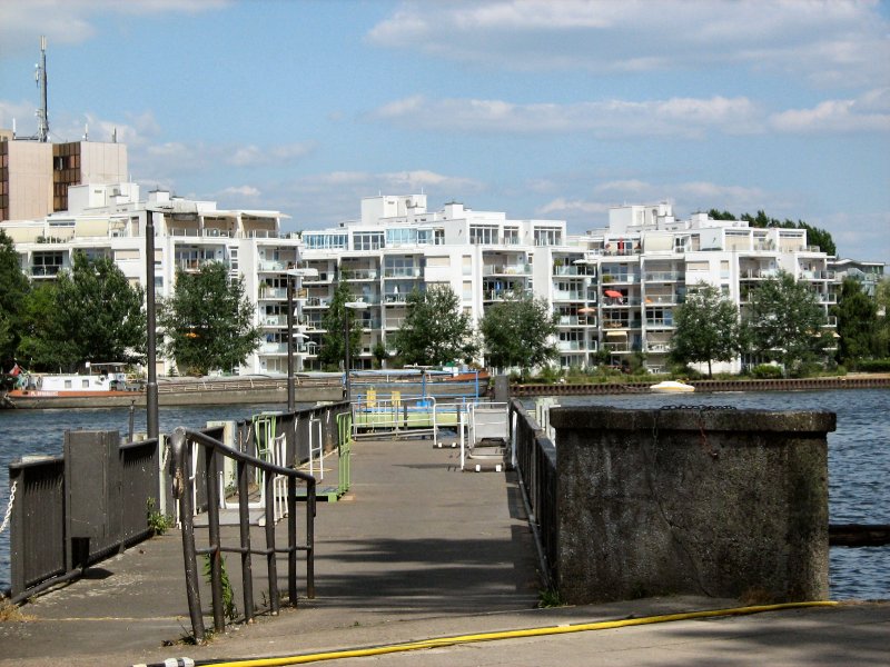 Wohnbebauung an der Spree, Berlin-Treptow, Juni 2008