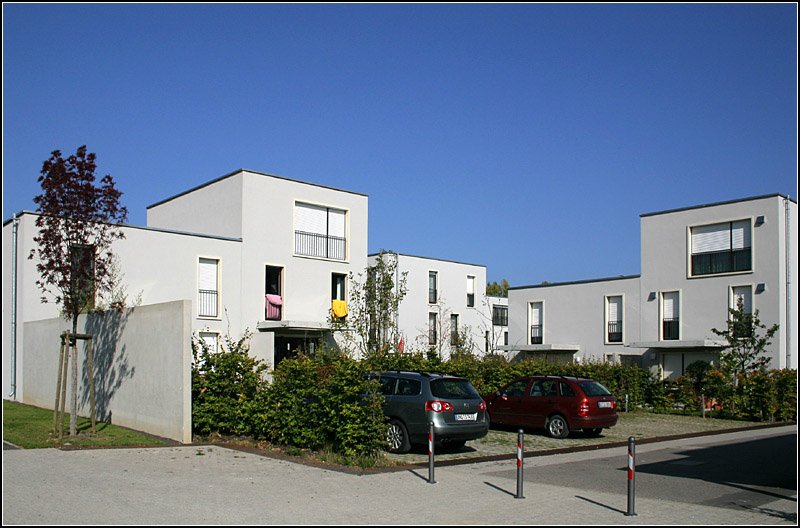 Wohnen im Doppelhaus: Einmal so herum, einmal andersherum, mal in zwei Stockwerken, mal in drei. Architekten: Fink und Jocher. Fertigstellung: 2005. 07.10.2007 (Matthias)