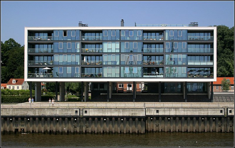 Wohnen in Hamburg mit Elb- und Hafenblick. Dieses aufgestnderte Wohnhaus am Neumhlenkai entstand 2003, geplant von KSP Architekten. Es ist eine 294 m groe Etagenwohnung frei fr 2 550 000 .... 15.7.2007 (Matthias)