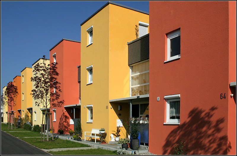 Wohnen in der Reihe: die Farbe bringt den Unterschied, Reihenhaus-Neubauten in Ostfildern-Scharnhauser Park. 7.10.2007 (Matthias)