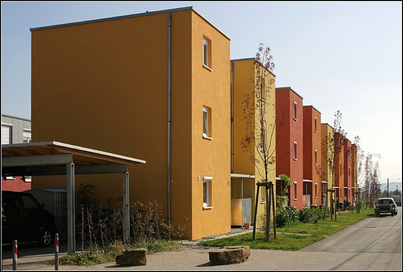 Wohnen in der Reihe: Neue bunte Wohnhuser in Ostfildern-Scharnhauser Park. 7.10.2007 (Matthias)