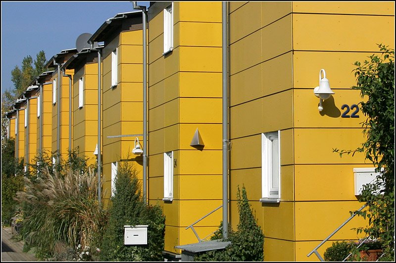 Wohnen in der Reihe im Scharnhauser Park, Ostfildern. Alles gelb hier. 7.10.2007 (Matthias)