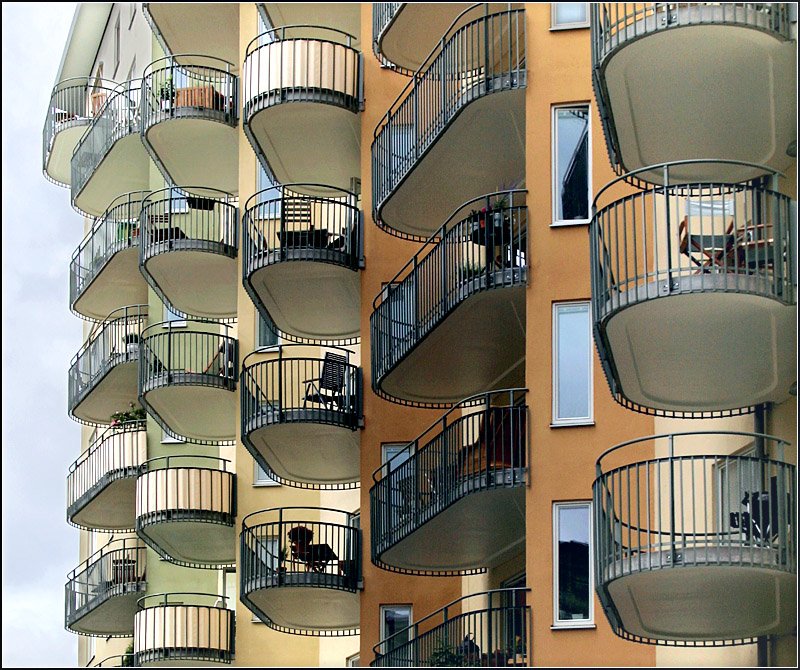 Wohnen in Stockholm: balkonreiche Fassade eines Wohnungsneubaues auf der Insel Lilla Essingen. 27.8.2007 (Matthias)