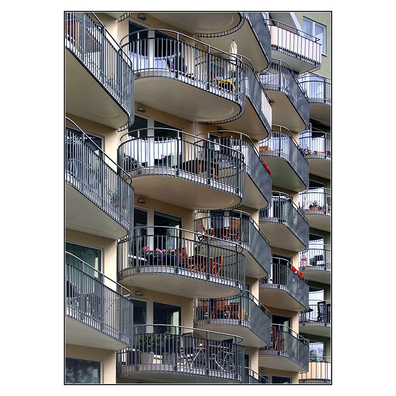 Wohnen in Stockholm: balkonreiche Fassade eines Wohnungsneubaues auf der Insel Lilla Essingen. 27.8.2007 (Matthias)