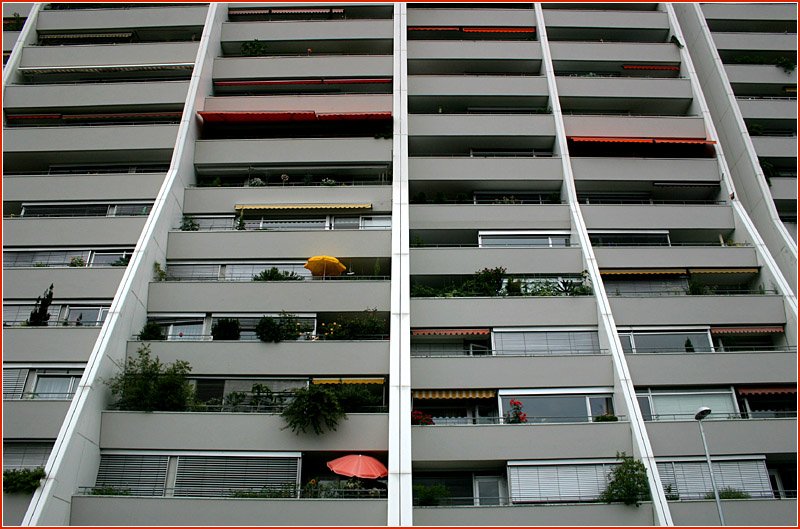 Wohnen in Stuttgart: Wohnhochhaus in Stuttgart-Freiberg in fantastischer Aussichtslage. Siehe auch links oben im Bild: http://www.staedte-fotos.de/name/einzelbild/number/3876/kategorie/Deutschland~Baden-W%FCrttemberg~Stuttgart.html
1.7.2007 (Matthias)