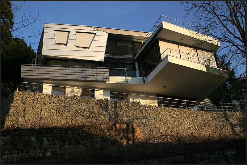 Wohnhaus am Hang ber Stuttgart: Im auskragenden Bauteil rechts befindet sich der Wohnraum, die groen Glasflchen bieten eine schne Aussicht auf die Stadt. 11.02.2008 (Matthias)