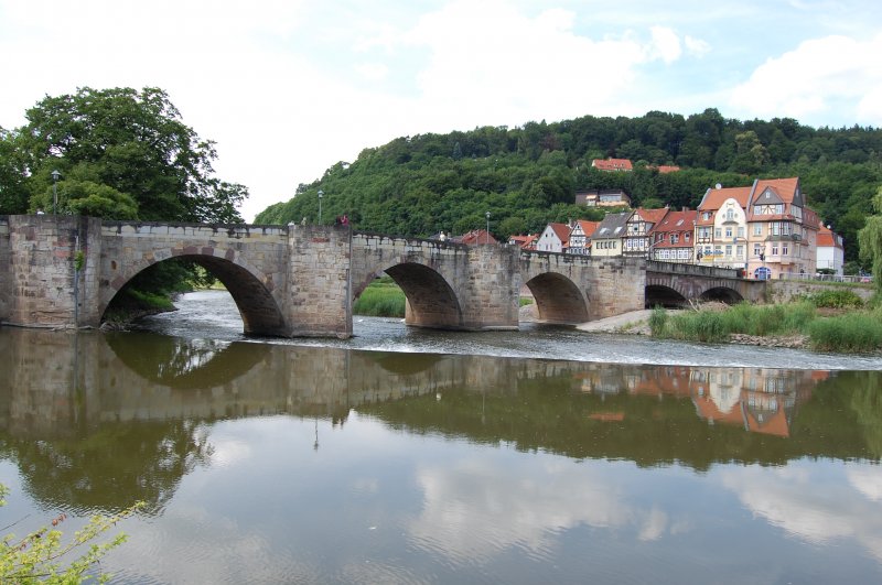 wohnliche Heimat mitten in schner Natur. Ein Ort, wo man die Seele richtig baumeln lassen kann.
Diese steinerne Brcke ber die Werra, ersetzte 1329 eine ltere Holzbrcke.