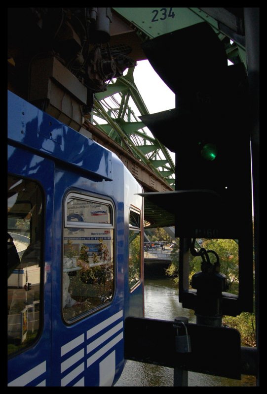 Wuppertaler Schwebebahn bei der Ausfahrt aus einem Bahnhof.