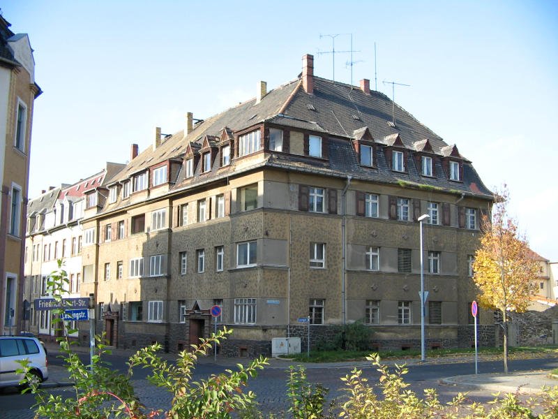 Wurzen schwindet. Dieses Gebude an der Friedrich-Ebert-Strae/ Lessingstrae wird bald abgerissen. Vom Nachbarhaus liegen nur noch die Schutthaufen. Eigentlich logisch, dass man schwer renovierbare Gebude eher abreit als Neubaublcke, aber dennoch ist es unglaublich schade um die historische Bausubstanz. 27.10.07