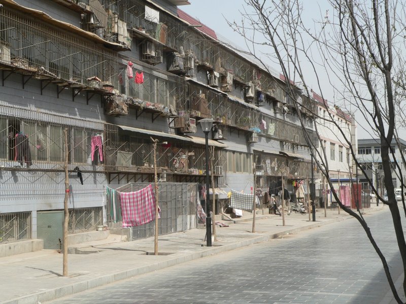 Xi'an ist von hohen Stadtmauern umgeben. Der Weg um diese wird gerade modernisiert, einige Gegenden werden auch abgerissen. Hier, auf der Ostseite, steht noch ein normales Wohnhaus. April 2006
