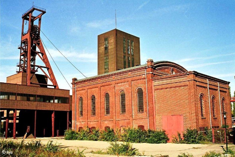 Zeche Zollverein Schacht 1/2/8 (27. Oktober 2006). Das Maschinenhaus rechts zeigt noch den historistischen Architekturstil, wie er vor dem Ersten Weltkrieg auch bei Industriebauten weit verbreitet war.