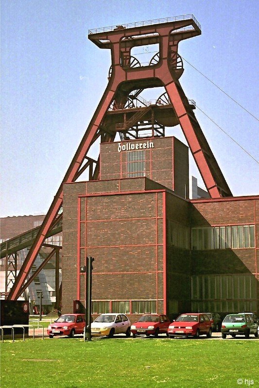 Zeche Zollverein Schacht XII (12. April 2007). Die fr die Industriearchitektur Richtung weisenden Bauten aus dem Jahr 1928 wurden von den Architekten Fritz Schupp und Martin Kremmer geplant. Nach dem Ende der Kohlefrderung 1986 wurden die Bauten als Industriedenkmal erhalten. 2001 wurde die Zeche zusammen mit der benachbarten Kokerei in die Welterbeliste der UNESCO aufgenommen.