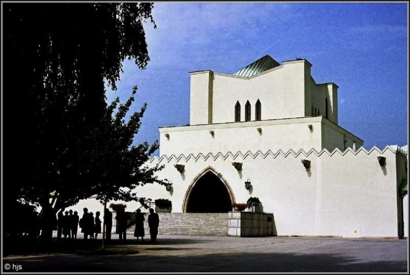 Zentralfriedhof. Das Krematorium wurde 1922 von Clemens Holzmeister in den Formen des Expressionismus erbaut (September 1991).