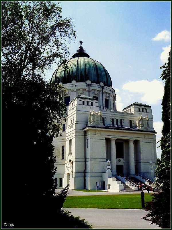 Zentralfriedhof. Die Friedhofskirche St. Karl Borromus (auch als Dr.-Karl-Lueger-Kirche bezeichnet) wurde 1907 - 1910 nach Plnen von Max Hegele errichtet. Sie wurde in den 1990er Jahren restauriert (Juli 2002).