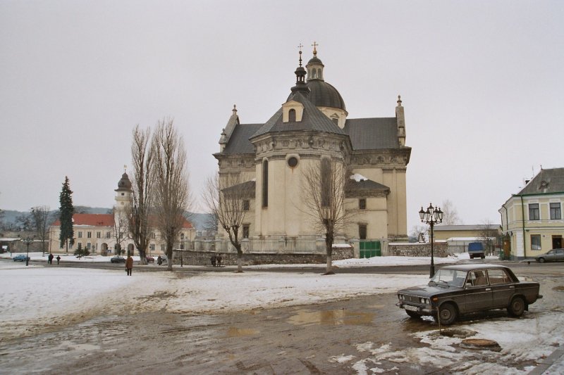 Zentrum von Zhovkva 11-03-2004
Hoffentlich ist der Fahrer der Lada nicht im Loch gefallen....