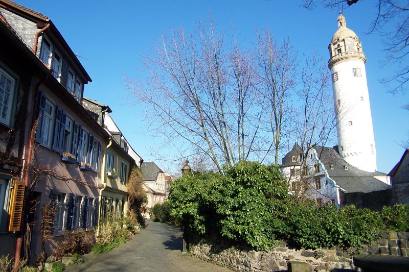 Zeugen altdeutscher Bauweise. Kleine, lndlich wirkende Huser, kurz vor dem Schloplatz in Frankfurt-Hchst, dessen Altstadt ein kleiner Geheimtip ist. Der Turm brigens ist absolut gerade.