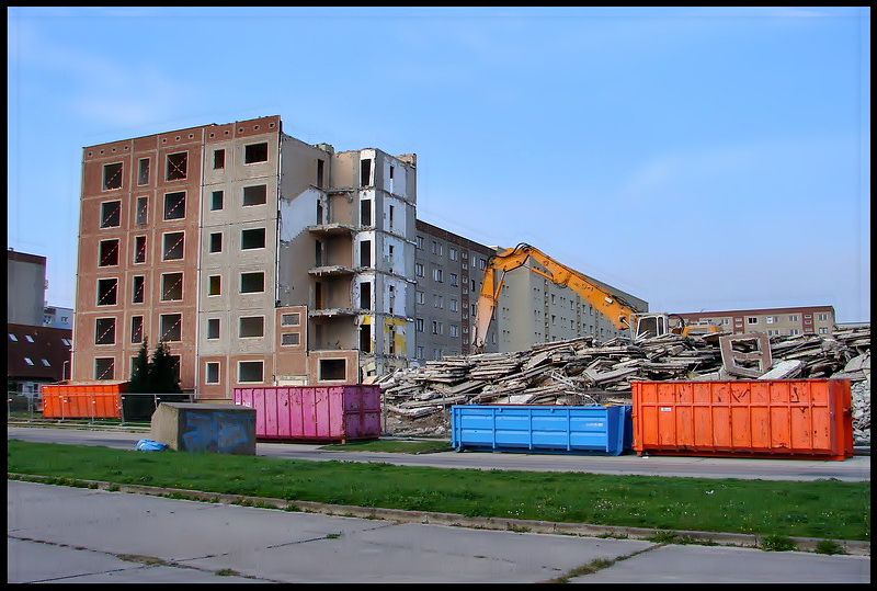 Zu DDR Zeiten hei begehrt und heute nur noch ein Kostenfaktor.
Der Plattenbau... Hier Rckbauarbeiten in Grnhufe, einem Stadtteil von Stralsund.