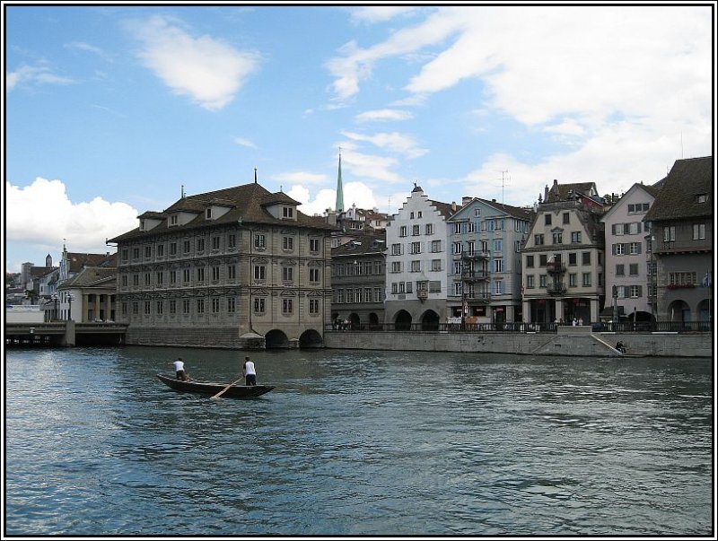 Zrich am 22.07.2007 - Spaziergang entlang der Limmat. Rechts im Bild das Rathaus der Stadt.