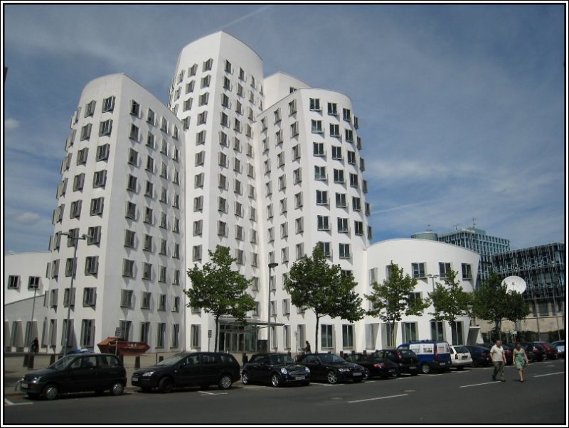 Zum Abschlu dieser Bilderreihe noch mal einen Blick auf das weie Gebude der Gehry-Bauten im Dsseldorfer Medienhafen. (08.07.2007) 