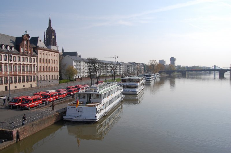 Zum Feuerwehrfest stehen jede Menge Feuerwehrfahrzeuge Spallier, dazu die Flotte der Mainschifffahrt und im Hintergrund der Kaiserdom