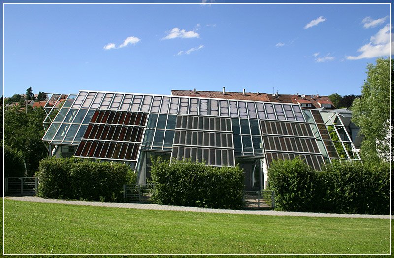 Zur Internationalen Gartenausstellung IGA `93 entstand auch die Ausstellung  wohnen 2000  mit experimentellen Wohnhusern. Das Bild zeigt die aus drei Einheiten bestehende Reihenhausanlage des Bros HHS Planer + Architekten BDA aus Kassel. Ein groes Glasdach mit Solaranlagen verbindet die drei Huser. Darunter liegen wintergartenhnliche Wohnrume. ber die Wohnqualtit in diesem  Gewchshaus  kann ich keine Angaben machen. 24.6.2007 (Matthias)