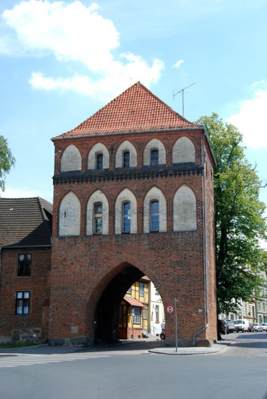 Zur Stralsunder Stadtbefestigung gehrt auch das  Kniepertor, 06.07.08