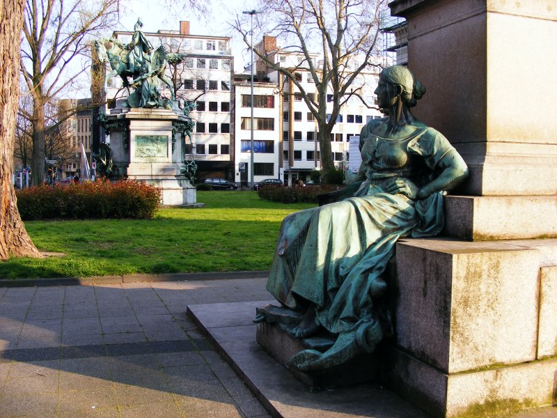 Zwei Denkmler am Martin-Luther-Platz in Dsseldorf.