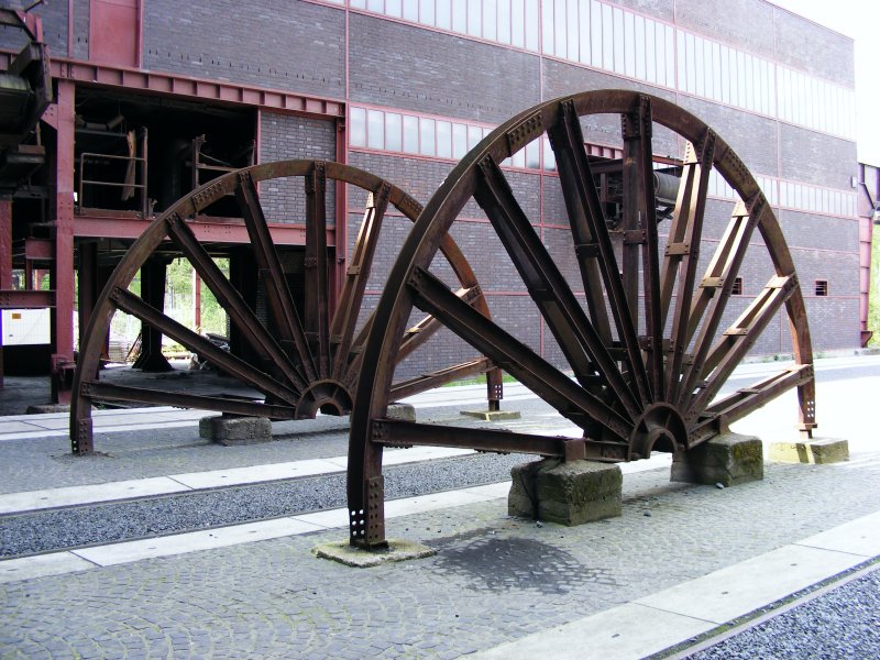 Zwei halbe Seilscheiben im ehemaligen Verladebahnhof der Zeche Zollverein in Essen-Katernberg.